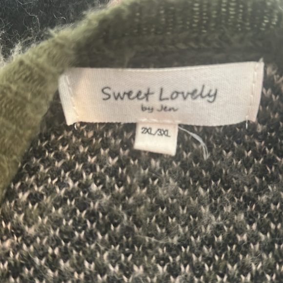 NWOT.  Woman’s long sleeve eyelash sweater with round neckline & predator print. - Picture 9 of 10